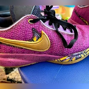 Lebron XX Vivid Purple size 7Y basketball shoes